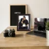 Portarretrato Vinotinto 15x20 cm - Elegante y Clásico - Ideal para Escritorio o Pared - Imagen 2