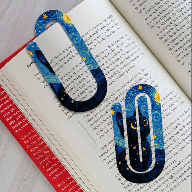 separador de libros tipo clip personalizado en acrílico sobre libro abierto